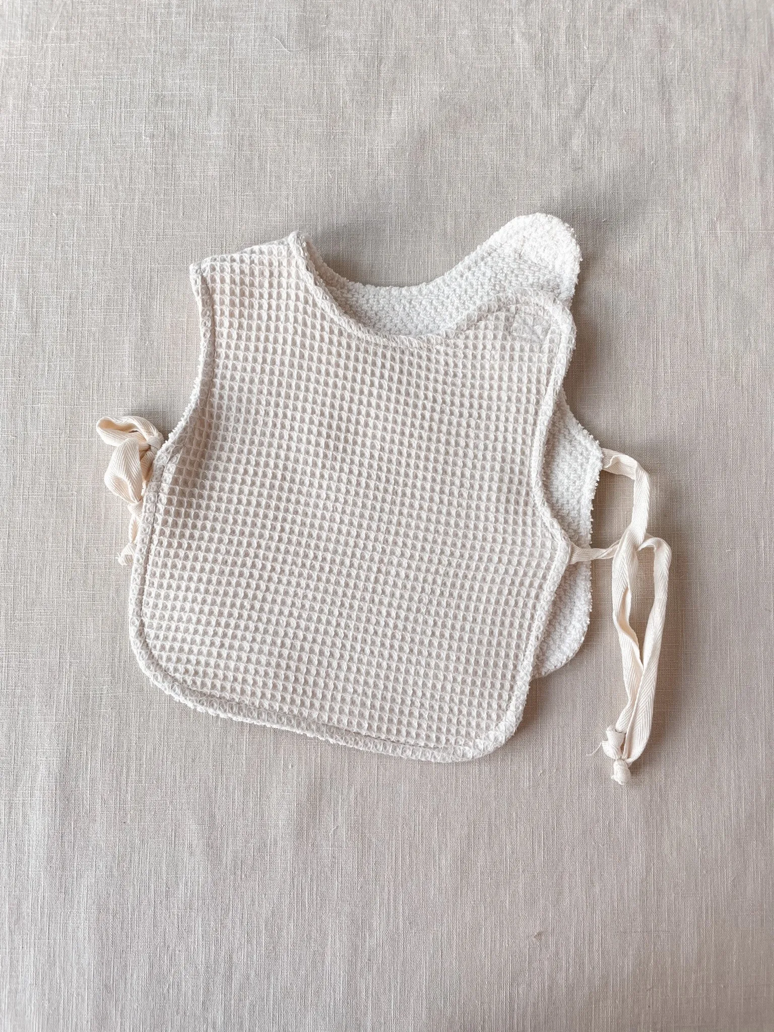 Baby & toddler bib / oat